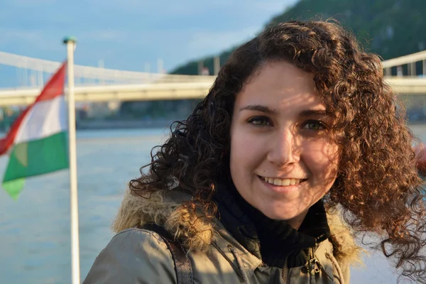 Macar bayrağı olan kadın