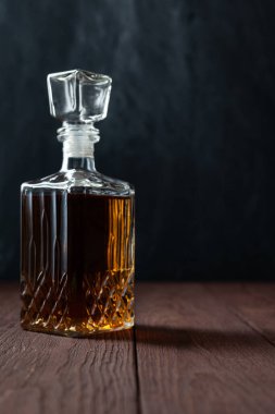 Alkollü klasik kavanoz. Viski, konyak, brendi, şeri ya da ahşap masada kötü bir ruh hali içinde konyak olabilir..