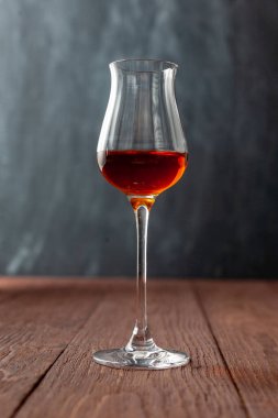 Konyaklı, şeri ya da ahşap masadaki Calvados bardakları..