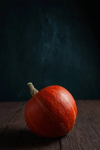 Abóbora na mesa de madeira no humor escuro com espaço de cópia. Orientação vertical. — Fotografia de Stock