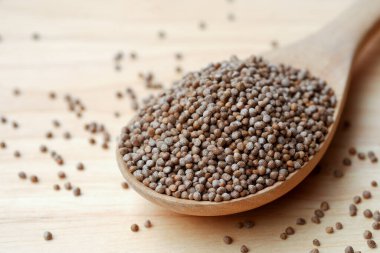 Tahta kaşıktaki perilla tohumları hem tohum hem de yaprakla yenilebilen tahıllardır. Tayland 'ın kuzey kesiminde bulunabilir. Aperatifler için bir malzeme olarak popülerdir..