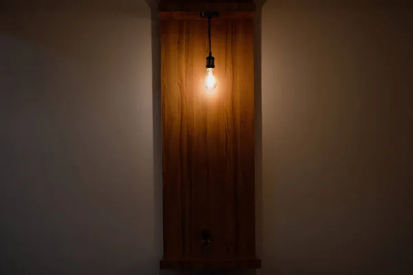 Light Bulb Hanging Ceiling Illuminates Slightly Dark Room Giving Warm — Stock Photo, Image