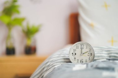 Yatak odası dekorasyonunda küçük bir çalar saat..