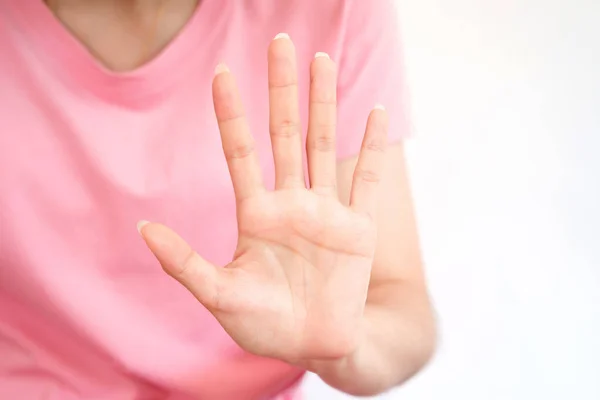 Yakın plan kadın eli dur işareti gösteriyor. Beş parmağı açık, işaret dili kavramı..