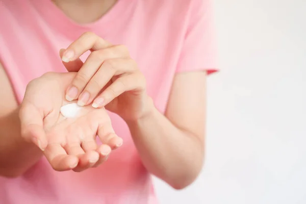 Mujer Aplicando Una Crema Para Cuidado Piel — Foto de Stock