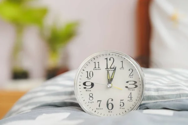 Réveil Rond Blanc Placé Sur Lit Intérieur Maison — Photo