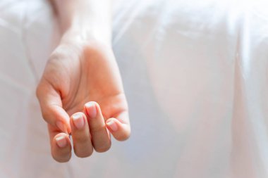 Aşırı dozda ilaç alarak intihar eden kadın. Ölü bedenin dehşet verici eline yakın çekim. Yalnız ölme kavramı, uzay arkaplanını kopyala.