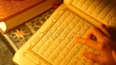 Müslümanların Kuran 'daki ayetlere sıcacık bir aydınlatma ile bakması, ibadet sırasında veya ruhani çalışma anında Arapça yazılar ve kutsal kitap üzerine odaklanması..