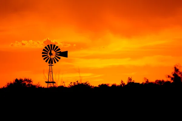 Windmolen silhouet — Stockfoto