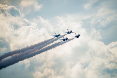 Usaf Thunderbirds bulutların üzerinde uçan