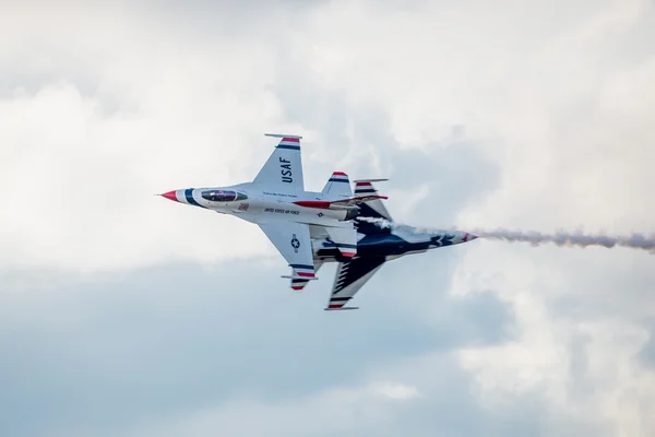 USAF F-16 Thunderbirds vuelan por — Foto de Stock