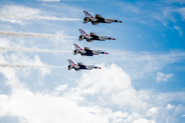 Thunderbirds sobre las nubes — Foto de Stock