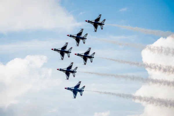 F-16 ВПС США Thunderbirds політ над хмарами — стокове фото