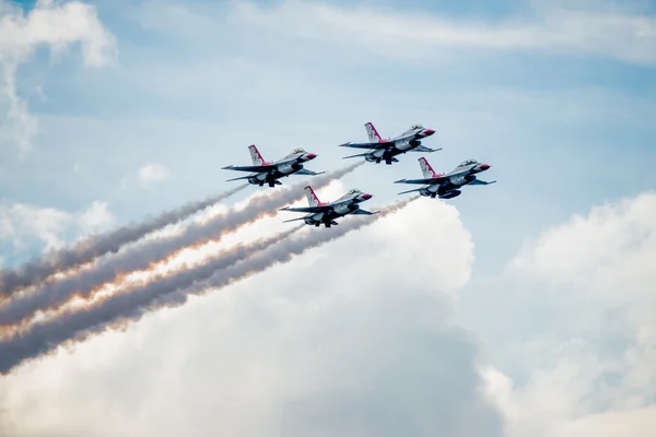 Formación Thunderbirds Diamond por encima de las nubes — Foto de Stock