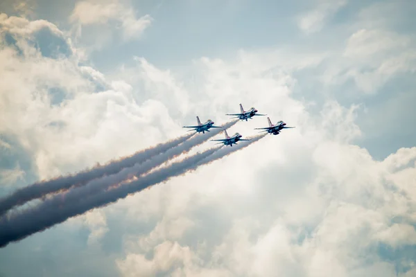 ВПС США Thunderbirds політ над хмарами Ліцензійні Стокові Фото
