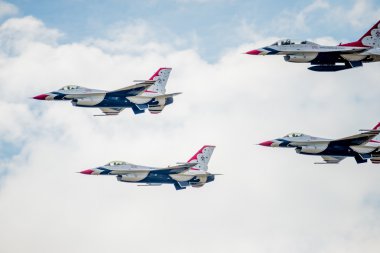 USAF F-16 Thunderbirds oluşumunda