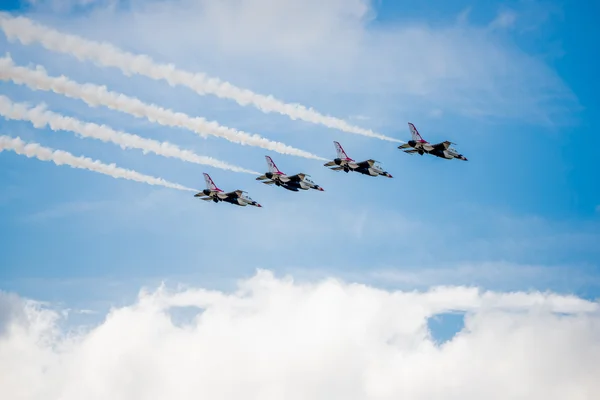 USAF Thunderbirds Volando sobre las nubes — Foto de Stock