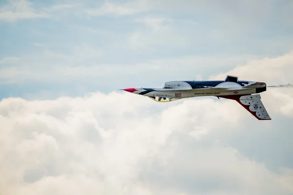 Thunderbird invertido sobre las nubes — Foto de Stock