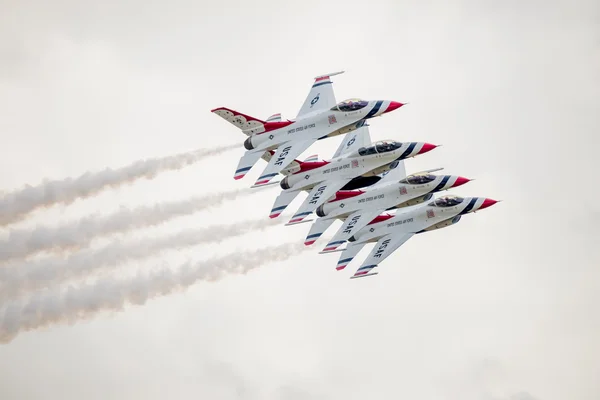 USAF F-16 Thunderbirds en formación apretada — Foto de Stock