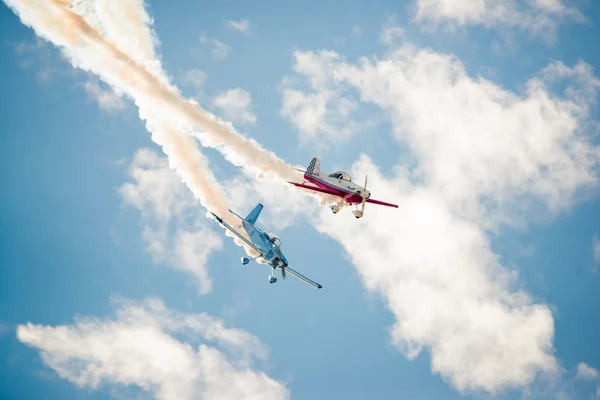 Δύο αεροπλάνα Stunt διασταυρώνονται — Φωτογραφία Αρχείου