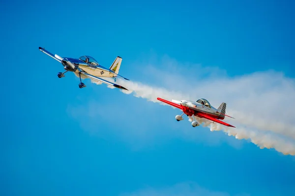 Dos aviones de acrobacias volando en formación apretada — Foto de Stock