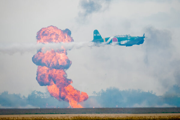 Японский военный самолет бомбит цель
