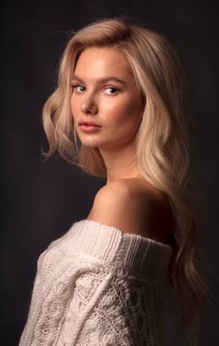 Kamerada poz veren sarışın kadın model. 