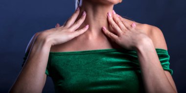 Güzel beyaz kadın poz veriyor.