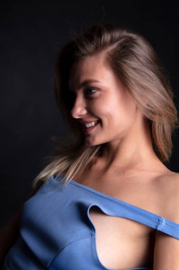 Güzel beyaz kadın poz veriyor.