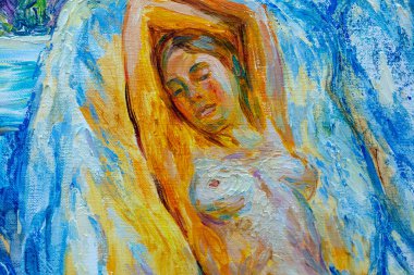 Çıplak genç kadın poz veriyor.  