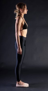 Güzel beyaz kadın poz veriyor.