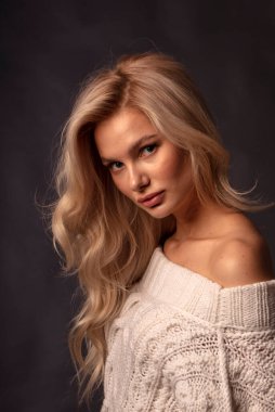 Kamerada poz veren sarışın kadın model. 