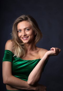 Güzel beyaz kadın poz veriyor.