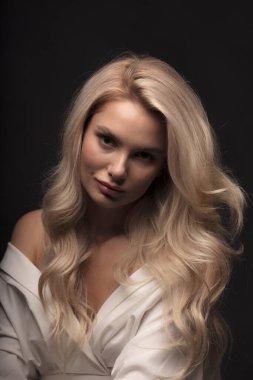 Kamerada poz veren sarışın kadın model. 