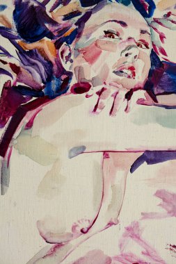 Çıplak genç kadın poz veriyor.  