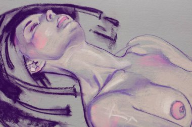 Çıplak genç kadın poz veriyor.  