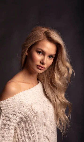 Bionda Capelli Modello Femminile Posa Sulla Macchina Fotografica — Foto Stock