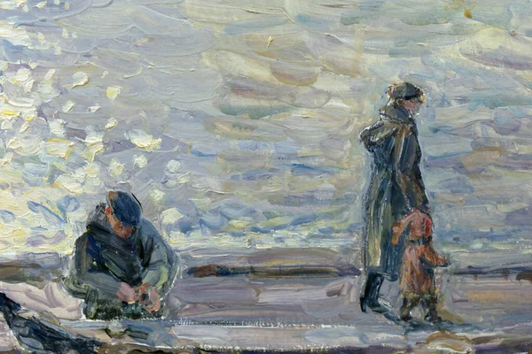 Escena Callejera Con Madre Hijo Caminando Mientras Hombre Sentado Cerca — Foto de Stock