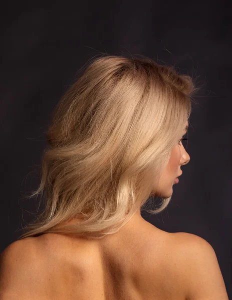 Cheveux Blonds Modèle Féminin Posant Sur Caméra — Photo