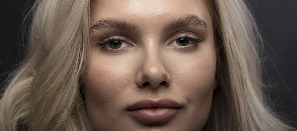 Blont Hår Kvinnlig Modell Poserar Kameran — Stockfoto