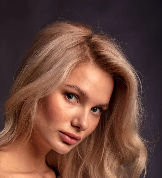 Blont Hår Kvinnlig Modell Poserar Kameran — Stockfoto