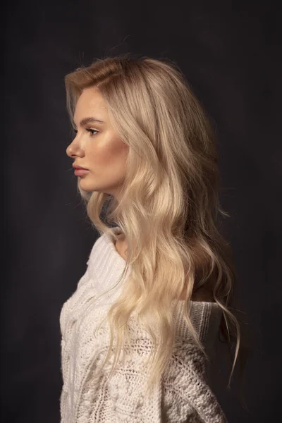 Bionda Capelli Modello Femminile Posa Sulla Macchina Fotografica — Foto Stock