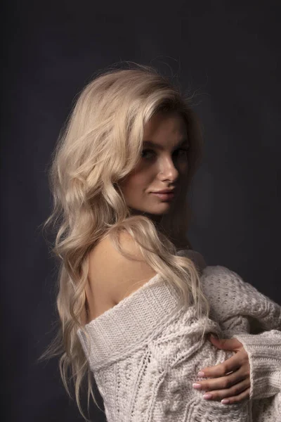 Ξανθά Μαλλιά Θηλυκό Μοντέλο Ποζάρουν Στην Κάμερα — Φωτογραφία Αρχείου