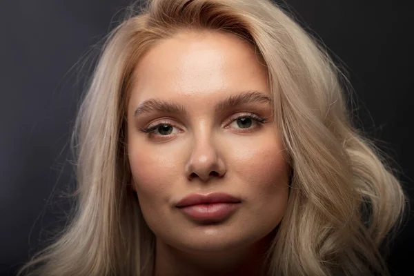 Blond Włosy Kobieta Model Pozowanie Przed Kamerą — Zdjęcie stockowe