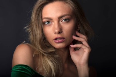 Güzel beyaz kadın poz veriyor.