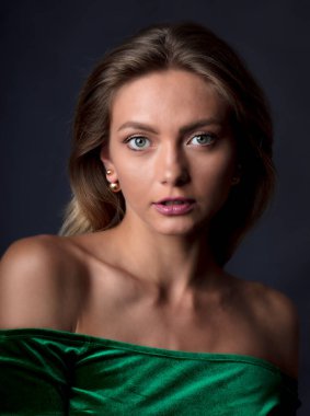 Güzel beyaz kadın poz veriyor.