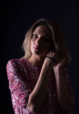 Güzel beyaz kadın poz veriyor.