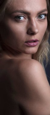 Güzel beyaz kadın poz veriyor.