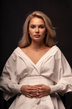 Kamerada poz veren sarışın kadın model. 