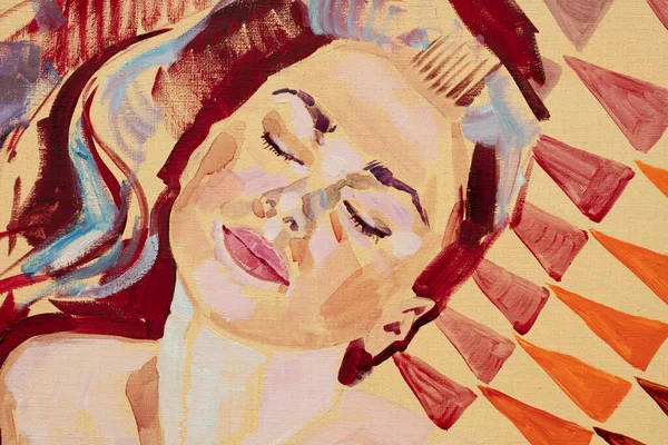 Güzel kadın resim yapıyor. Yakından. 